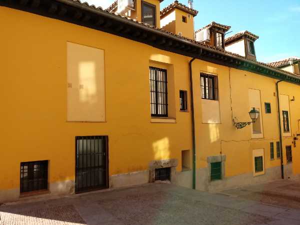 Casas a la malicia amarilla sombra barrio de la latina madrid