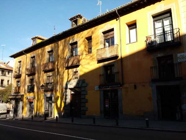 Casas a la malicia amarilla barrio de la latina madrid